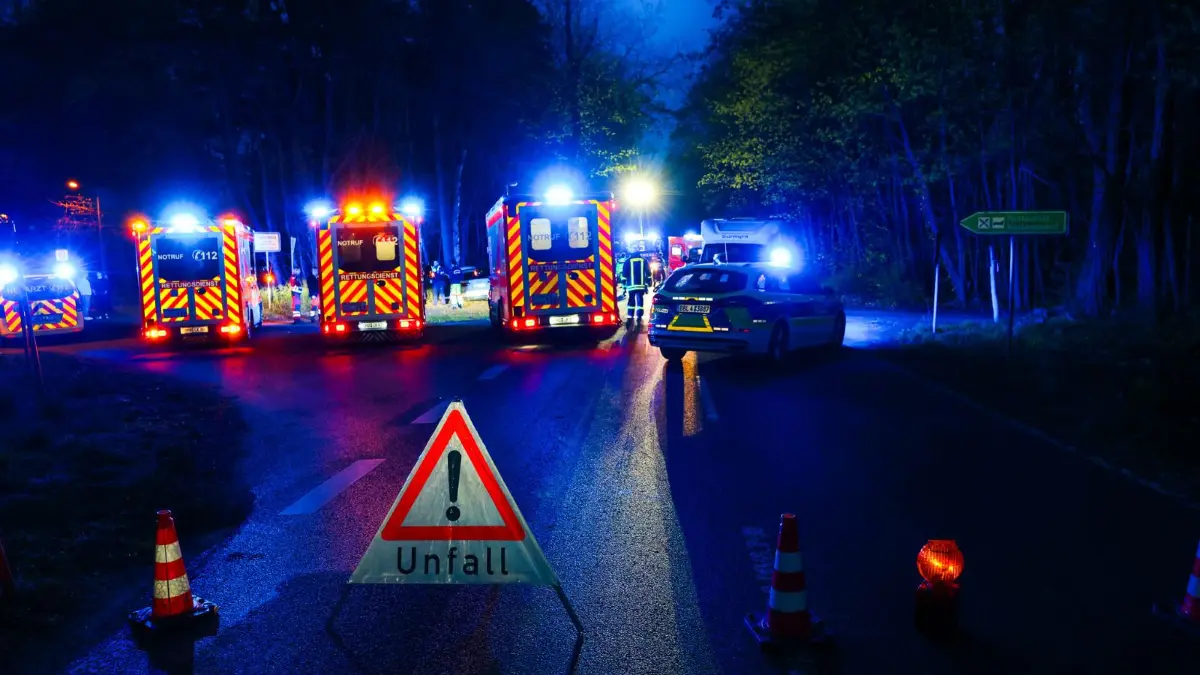 Auf der B96a in Schildow sind ein Audi und ein Moped zusammengestoßen. Dabei wurden zwei Menschen verletzt. Die Straße wurde voll gesperrt.