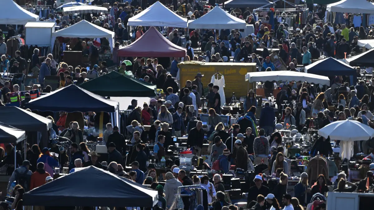 Münchner Frühlingsfest mit großem Flohmarkt: 18.04.2026, Bayern, München: Besucher gehen beim Flohmarkt des Deutschen Roten Kreuzes (DRK) über die Theresienwiese. Der Flohmarkt ist Teil des Münchner Frühlingsfestes. Foto: Felix Hörhager/dpa +++ dpa-Bildfunk +++