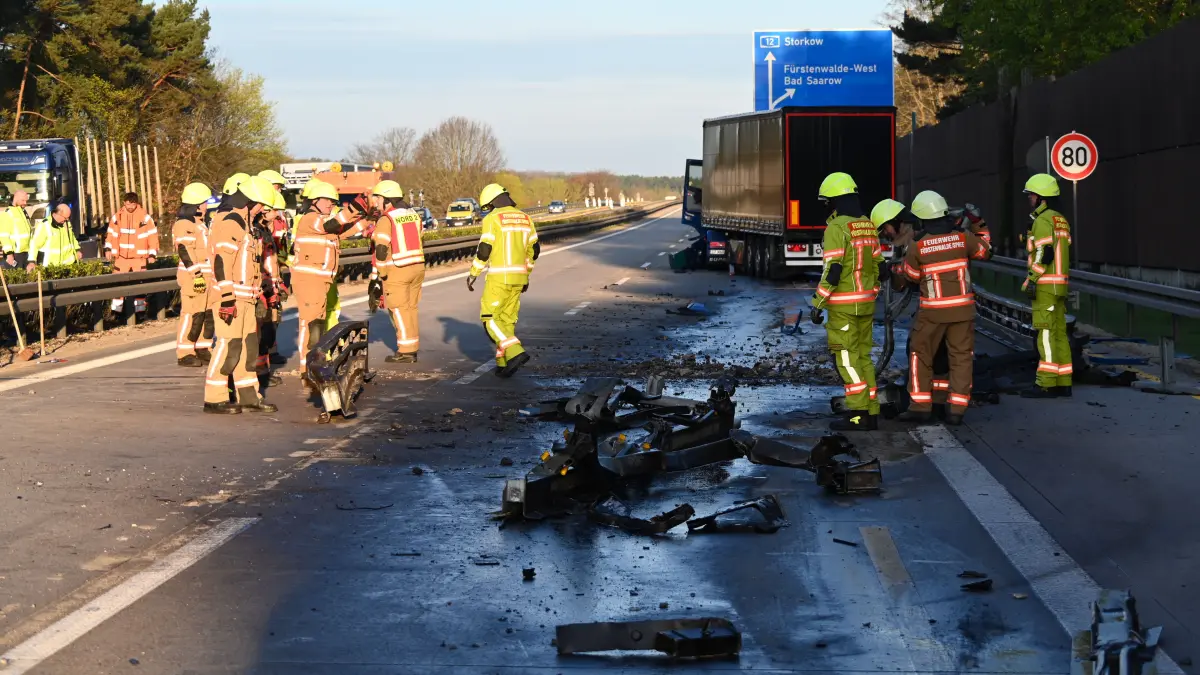 Auf der A12 sorgt ein Lkw für eine Vollsperrung. Was genau passiert ist.