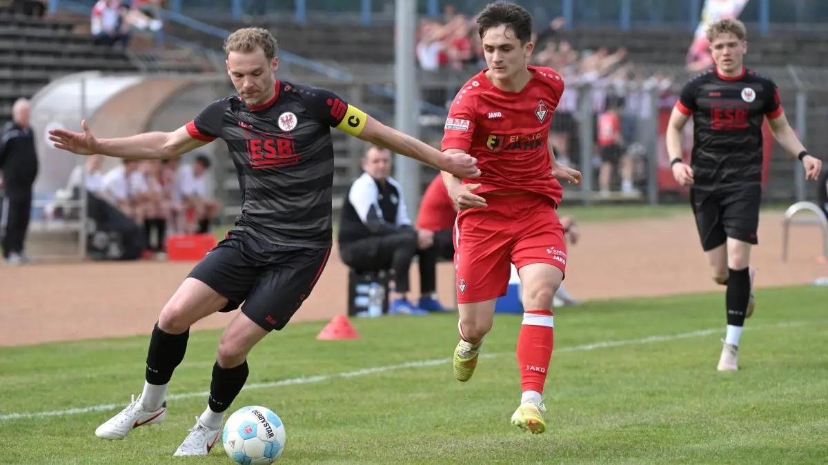 Fussball : Frankfurt an der Oder, Stadion, Fussball Brandenburgliga Punktspiel, 1. FC Frankfurt - Brandenburger SC, Michel Klemz vor Danny Mank und Joel Maurice Klemz v.l.
FOTO BENK 18.04.2026