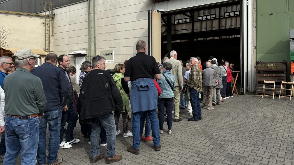 Eberswalder stehen Schlange, um die Produktionshalle bei der Ardelt Kranbau GmbH zu besichtigen.