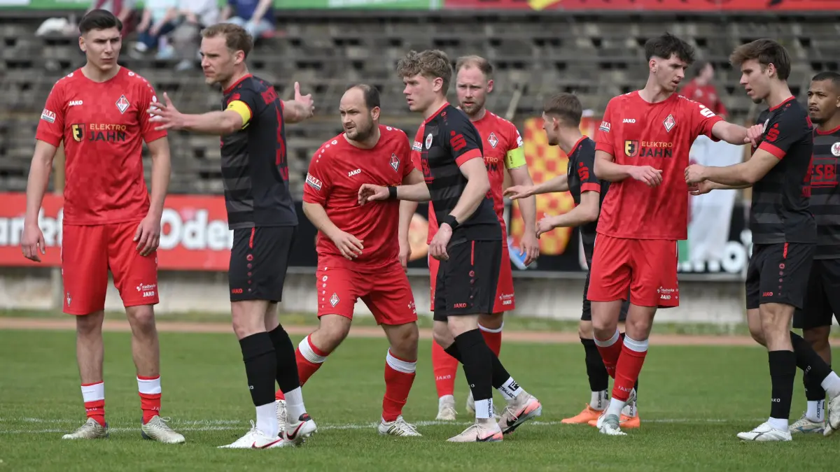 Fussball : Frankfurt an der Oder, Stadion, Fussball Brandenburgliga Punktspiel, 1. FC Frankfurt - Brandenburger SC, v.l. Lennox Liebner wird zur Chefsache für SF Michel Klemz, Paul Karaszewski, Joel Maurice Fels, Sebastian Lawrenz, Steven Scharlei hält sich Leon Schrobsdorf vom Leib, Joaquim Ribeiro De Sousa
FOTO BENK 18.04.2026