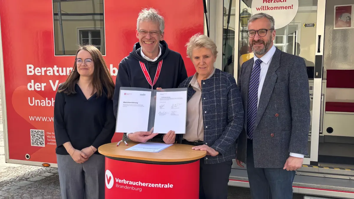 Start für ein bundesweites Modell in Angermünde: Die Verbraucherschutzzentrale schließt eine Kooperation mit dem Landkreis Uckermark ab, die bisher einmalig in Deutschland ist. Projektleiterin Lucienne Böhm und Vorstand Christian Rumpke von der Verbraucherzentrale sowie Uckermark-Landrätin Karina Dörk und der Beigeordnete Henryk Wichmann (v.l.) haben die Vereinbarung unterzeichnet.