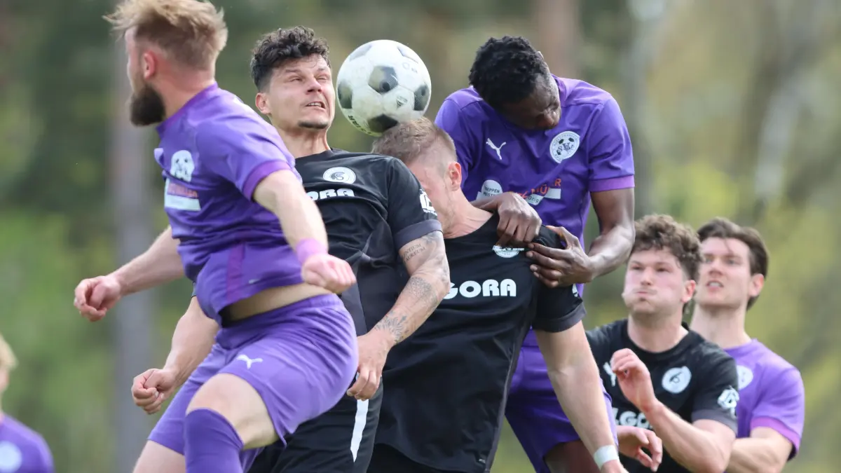 Fußball, Brandenburgliga: TuS Sachsenhausen (in Schwarz) gegen SV Altlüdersdorf (in Lila) 5:2 (0:0), Ecke Andor Müller, in Erwartung des Balles Dawid Waclawczyk, Marc Moldenhauer, Martin Pilz, Alpha Nije, Timo Hirschle, Louis Mischor (von links)