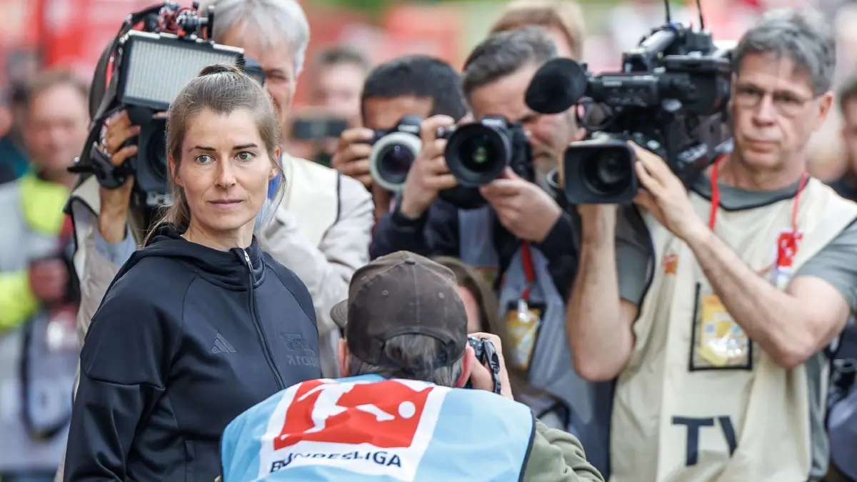 1. FC Union Berlin - VfL Wolfsburg: 18.04.2026, Berlin: Fußball, Männer: Bundesliga, 1. FC Union Berlin - VfL Wolfsburg, 30. Spieltag, An der Alten Försterei. Trainerin Marie-Louise Eta (Union Berlin) betritt das Stadion. Foto: Andreas Gora/dpa - WICHTIGER HINWEIS: Gemäß den Vorgaben der DFL Deutsche Fußball Liga bzw. des DFB Deutscher Fußball-Bund ist es untersagt, in dem Stadion und/oder vom Spiel angefertigte Fotoaufnahmen in Form von Sequenzbildern und/oder videoähnlichen Fotostrecken zu verwerten bzw. verwerten zu lassen. +++ dpa-Bildfunk +++