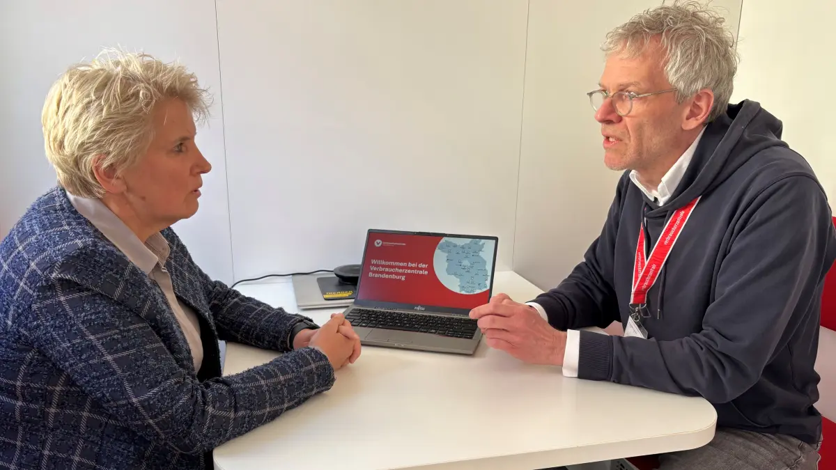 Verbraucherschutz macht mobil: Uckermark-Landrätin Karina Dörk informiert sich in Angermünde bei Christian Rumpke, Vorstand der Verbraucherzentrale Brandenburg, über das digitale Beratungsangebot im Digimobil.