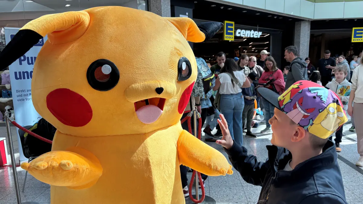 Ein Held der Kindheit ist Pokémon Pikachu. Pokémon-Fans konnten ihren Lieblingen im Oder-Center bei der ersten Tauschbörse für Pokémon-Sammelkarten in Schwedt ganz nah sein. Doch was macht die Faszination aus?