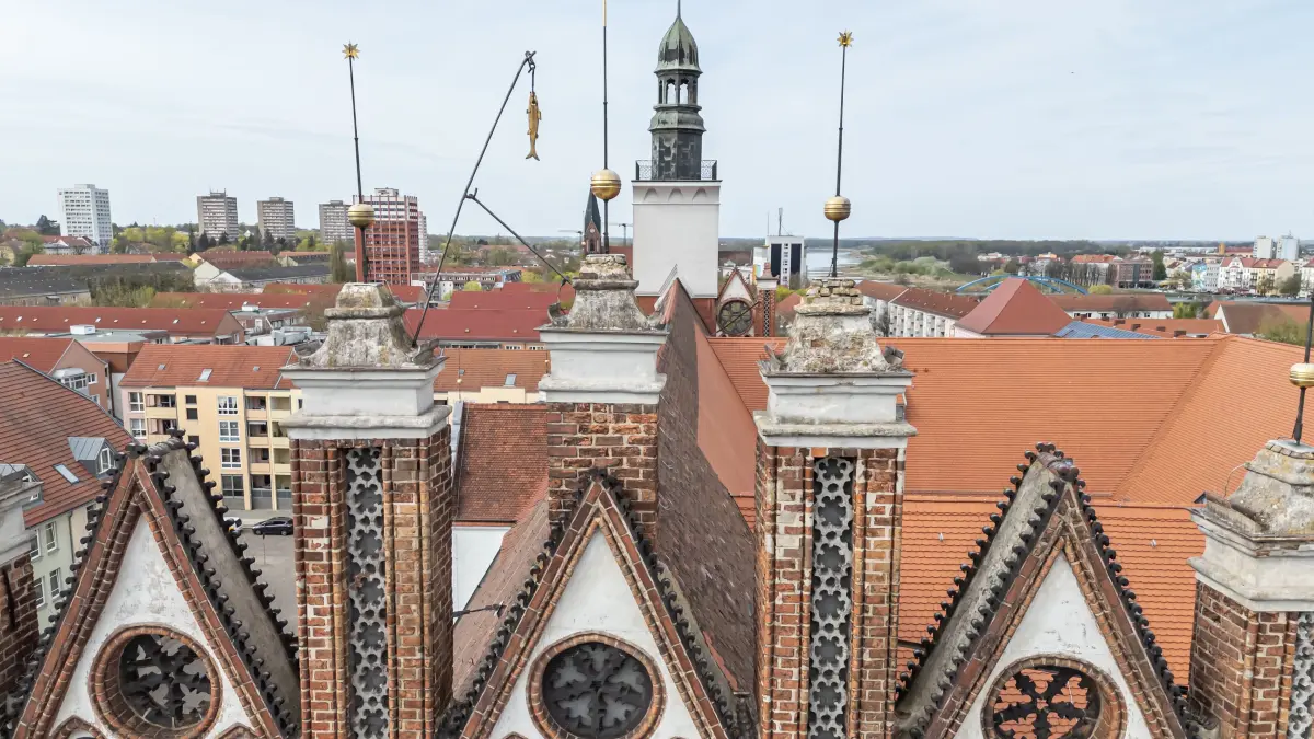 Die guten Zeiten als Hansesatdt, wie der Fisch am Rathaus symbolisiert, sind lange vorbei. Jetzt muss wieder gesparrt werden.