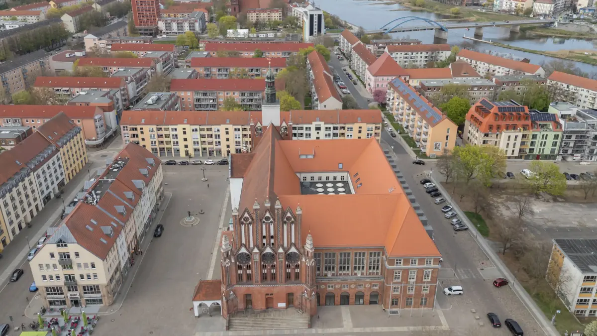 Das Mittelalterliche Rathaus hat Blütezeiteine und auch schon viele Haushaltskriesen gesehen. Gerade trifft wieder letzteres zu.