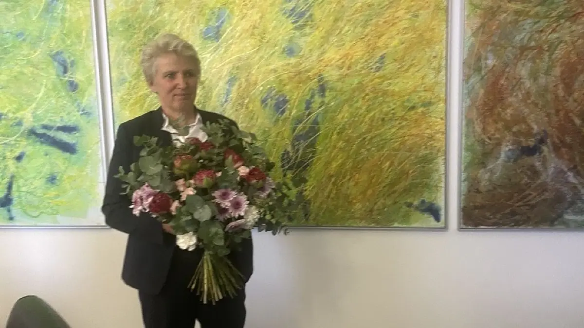 Wahlsiegerin Karina Dörk: Die amtierende und die künftige Landrätin der Uckermark am Wahlabend 19.4.2026 im Kreishaus in Prenzlau.