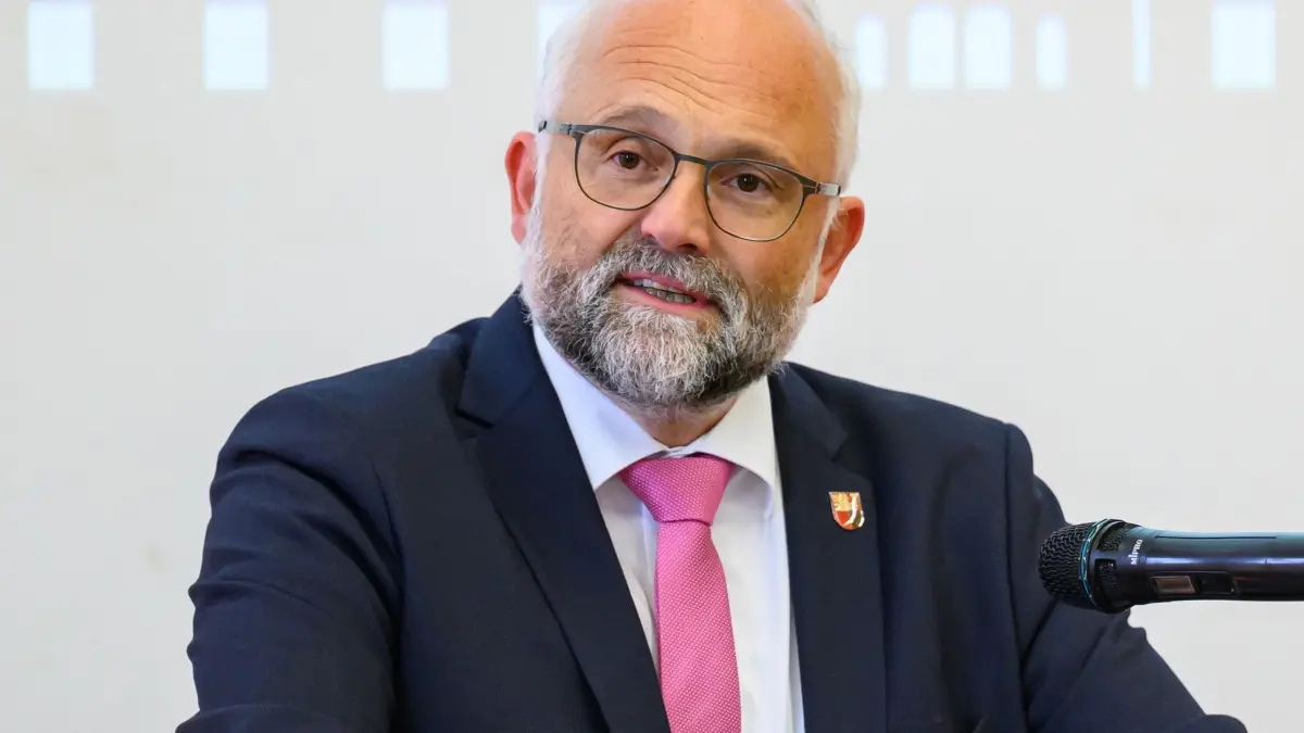 Daniel Kurth: ARCHIV - 16.10.2025, Brandenburg, Eberswalde: Daniel Kurth (SPD), Landrat des brandenburgischen Landkreises Barnim, spricht zur Vergabe des Landesintegrationspreises vom Land Brandenburg. (zu dpa: «Stichwahl im Barnim: SPD gegen AfD im Rennen ums Landratsamt») Foto: Patrick Pleul/dpa +++ dpa-Bildfunk +++