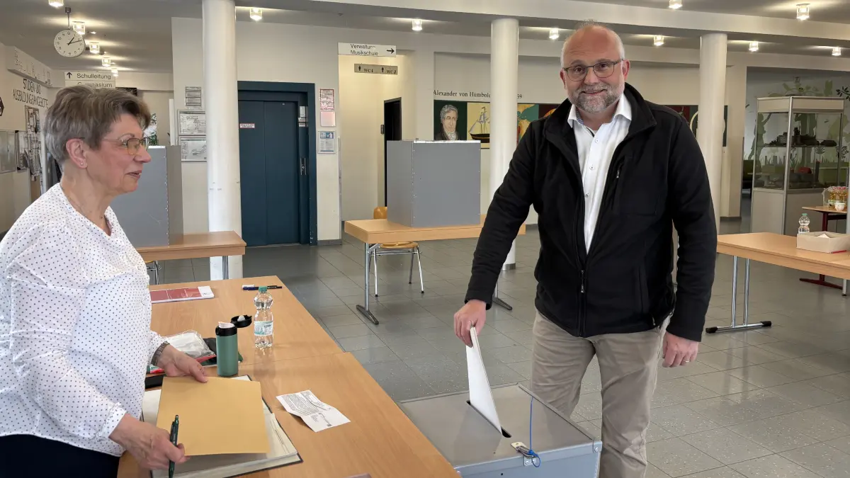 Landrat Daniel Kurth bei der Stimmabgabe im Eberswalder Humboldt-Gymnasium