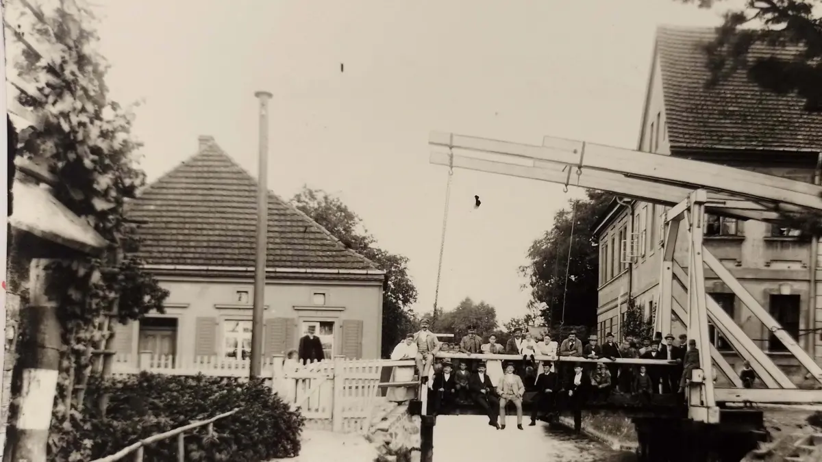 Beim Flugtag vor 100 Jahren haben sicher auch von der Brücke am Storkower Kanal Schaulustige in den Himmel geblickt. Das historische Foto zeigt noch die alte hölzerne Klappbrücke. 1919 wurde diese durch eine stählerne Zugbrücke ersetzt.