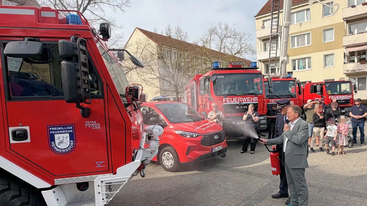 Feierliche Taufe in Müncheberg. Bürgermeister Fritz-Georg Streichert und Markus Hohmann, Ortswehrführer von Hermersdorf, stellen das neue Tanklöschfahrzeug TLF-W BB vom Typ Tatra offiziell in Dienst.