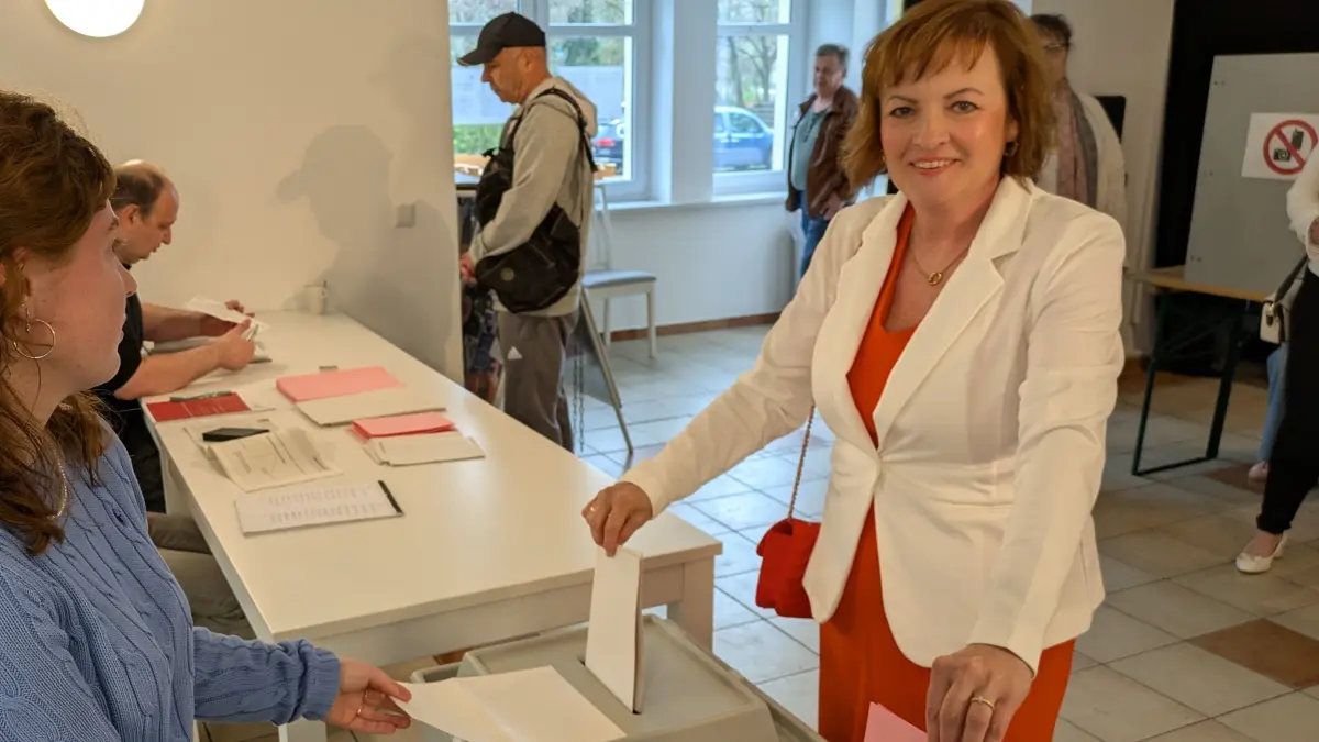 Christiane Herrmann (BVB/Freie Wähler) im Wahllokal im Jugendclub Villa, 19.4.26