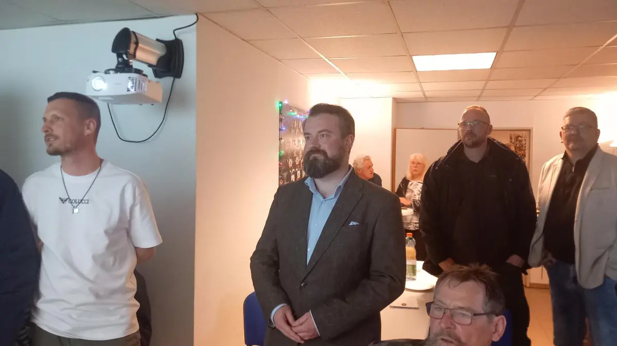 Matthäus Mikolaszek (Mitte) am 19.4.2026 während der Auszählung der Stimmen im Kreis von Unterstützern in Eberswalde.