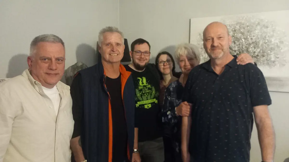 Hoffen und Zittern: Andreas Bergener (rechts) mit Familie und Freunden am Wahlabend.