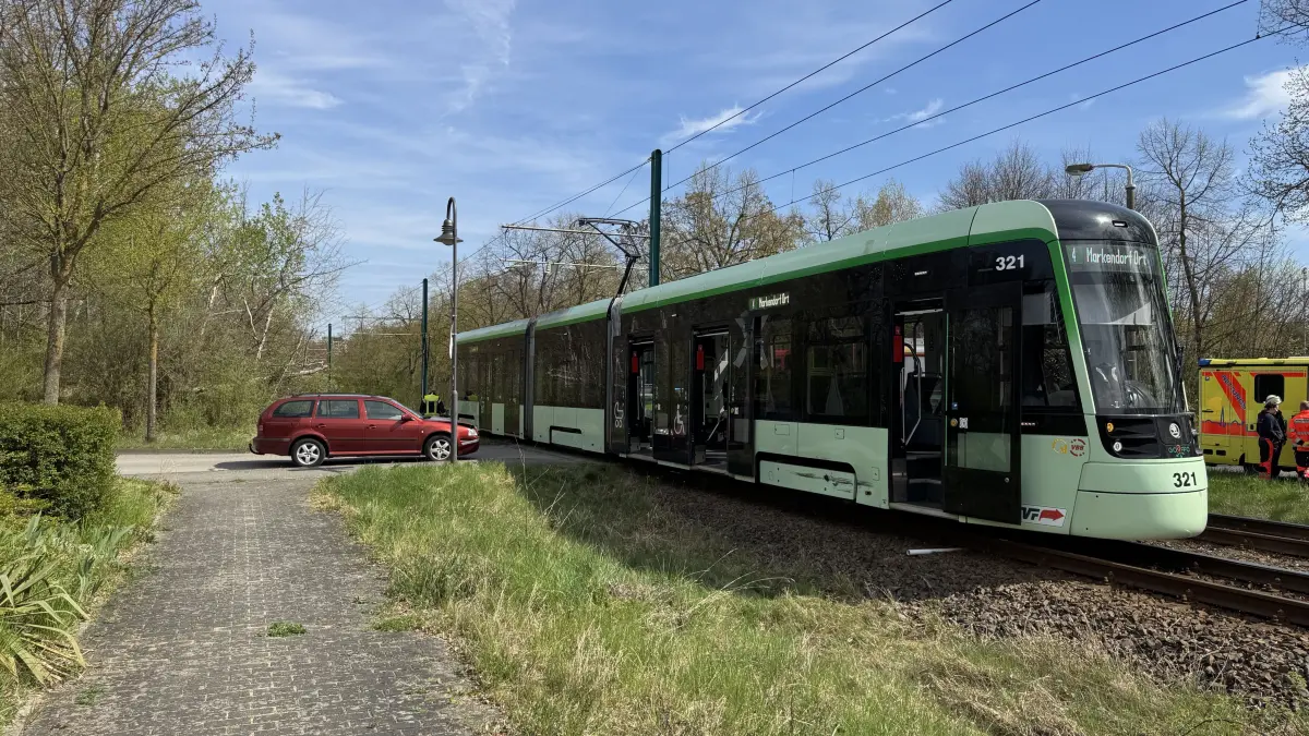 An der Haltestelle Gartenstadt in Frankfurt (Oder) kollidierte ein Pkw mit einer Straßenbahn. Was passtiert ist.