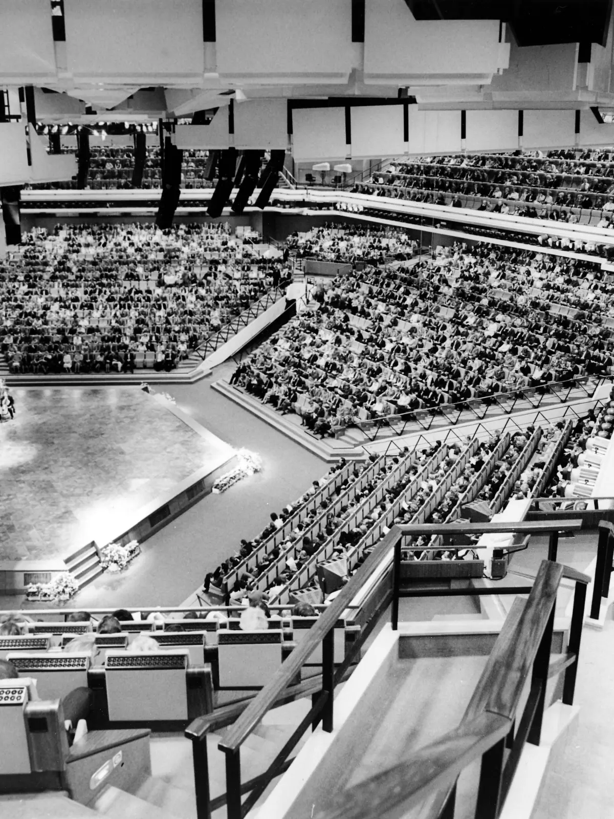 Bildnummer: 50250341 Datum: 18.08.1982 Copyright: imago/Gueffroy
Großer Saal des Palastes der Republik in Berlin, Gebäude, innen, Innenansicht , Personen; 1982, Berlin, Städte, Sehenswürdigkeit, Palast, Wahrzeichen, DDR , Konzerte, Publikum, Konzertbesucher, Konzertsaal; , quer, KBsw, Totale, Veranstaltungsorte, Deutsche Demokratische Republik, ,/Highlight; Aufnahmedatum geschätzt