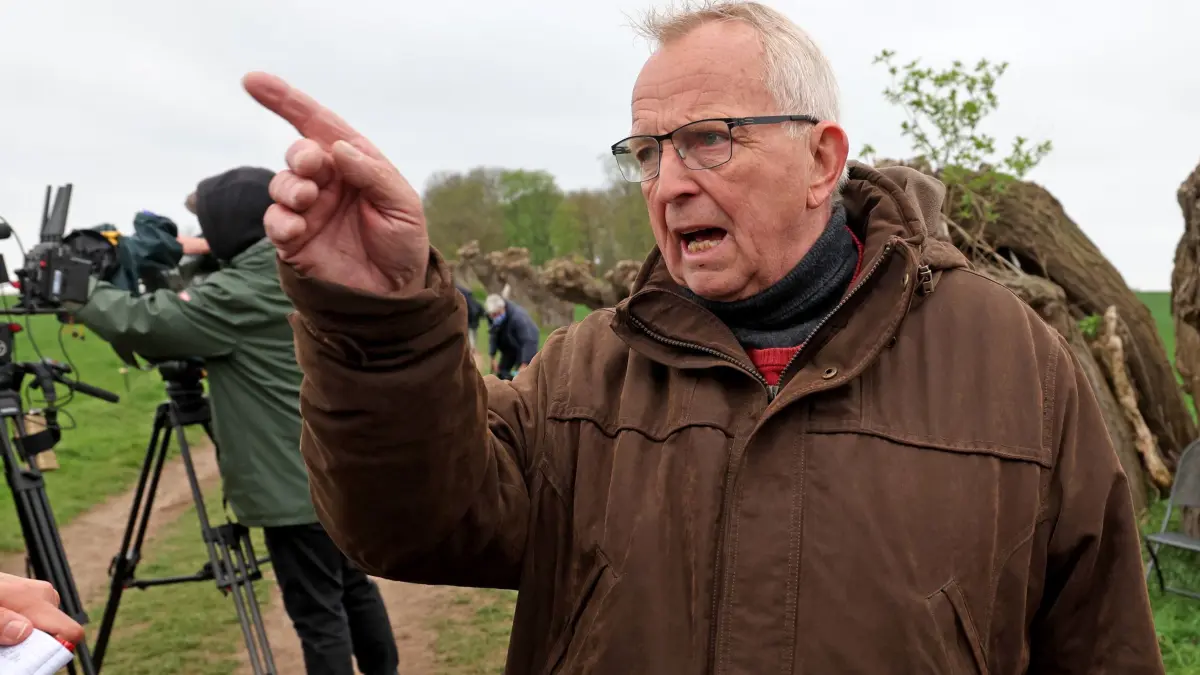 Rettungsaktion für den Buckelwal: 19.04.2026, Mecklenburg-Vorpommern, Kirchdorf: Dr. Till Backhaus (SPD), Umweltminister des Landes Mecklenburg-Vorpommern, gibt in Weitendorf-Hof in der Nähe des gestrandeten Wals vor der Ostseeinsel Poel ein Statement. Für den bei Wismar gestrandeten Buckelwal wurde ein neuer Rettungsversuch gestartet. Umgesetzt werden soll das Konzept von einer privaten Initiative. Foto: Bernd Wüstneck/dpa +++ dpa-Bildfunk +++