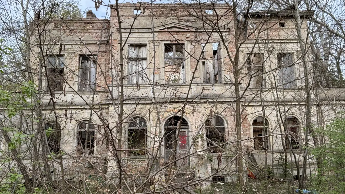 Die Dornröschen-Fabrikantenvilla am Kupferhammerweg ist so stark verfallen, dass sie wohl nicht mehr zu retten ist. Dahinter entsteht aber ein spektakuläres Bauprojekt in Eberswalde.