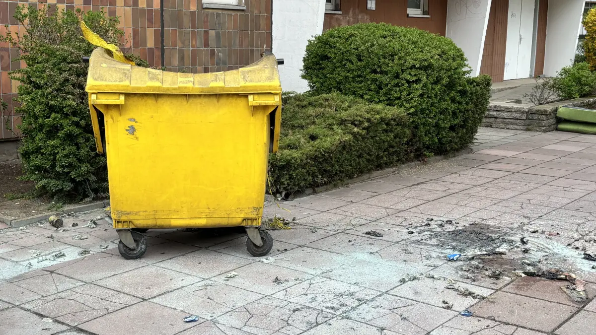Abgebrannte Mülltonne in der Rosa-Luxemburg-Straße in Frankfurt (Oder): Am frühen Sonntagmorgen wurde diese in Brand gesteckt. Zudem wurde ein Okw durch das Feuer in Mitleidenschaft gezogen. Was zum Band bekannt ist.