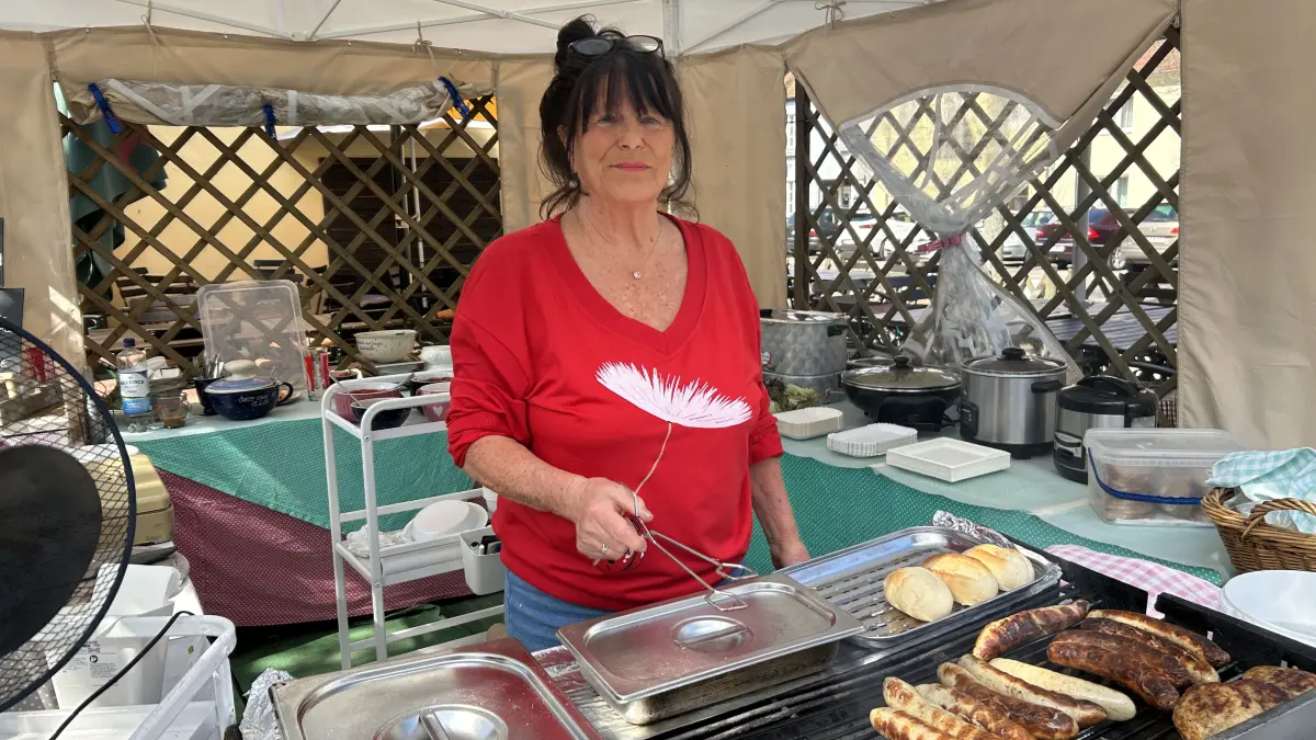 Brigitte Weidauer und ihre Grillstube sind in Rheinsberg seit 45 Jahren nicht mehr wegzudenken. Die 74-Jährige brutzelt täglich Deftiges am Grill. Die Preise sind moderat.
