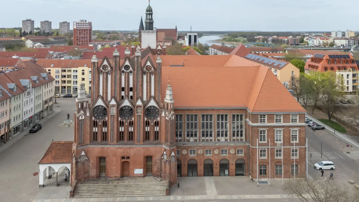 Das Mittelalterliche Rathaus hat Blütezeiteine und auch schon viele Haushaltskriesen gesehen. Gerade trifft wieder letzteres zu.