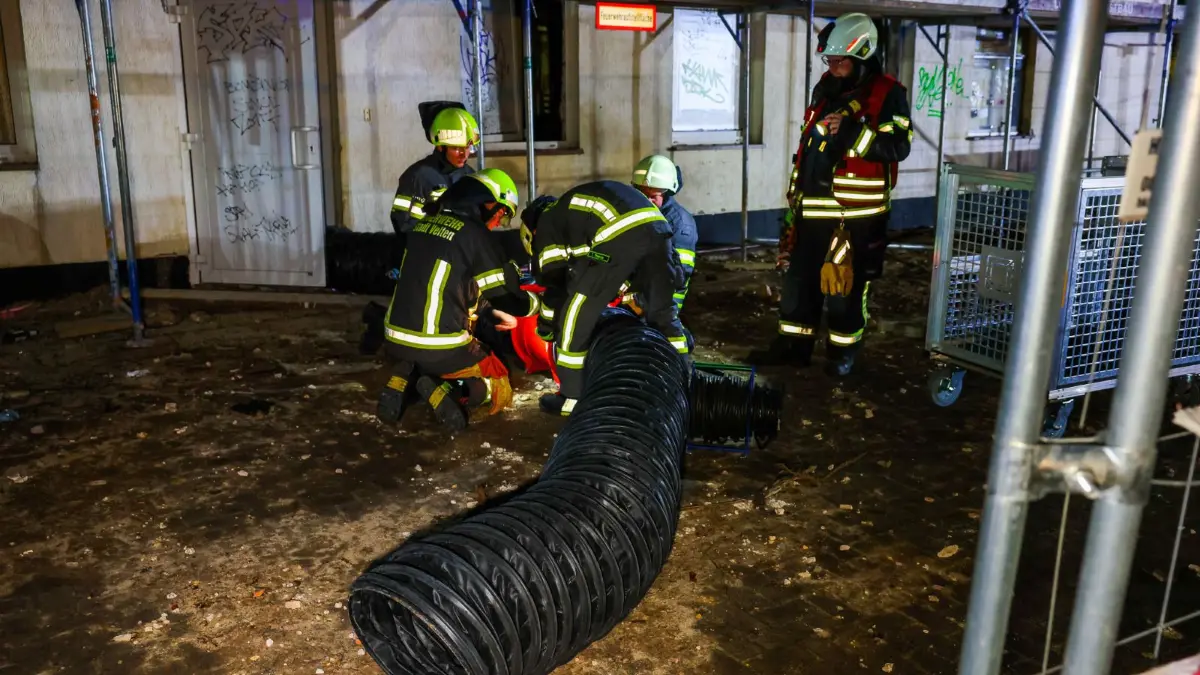 Die Feuerwehren aus Leegebruch und Velten waren wegen eines Gasalarms in Leegebruch zum Einsatz ausgerückt. Sie konnten den betroffenen Keller mit einem Logistik- und Entlüftungsgerät gasfrei machen.