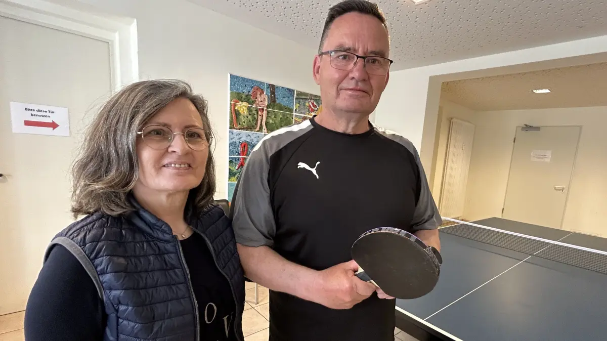 Mario Bock aus Neuruppin ist seit drei Jahren an Parkinson erkrankt. Das Tischtennisspielen einmal die Woche lässt ihn die Krankheit kurzzeitig vergessen und trainiert die Motorik. Seine Frau Eva-Maria begleitet ihn jeden Freitag ins Mehrgenerationenhaus Krümelkiste.