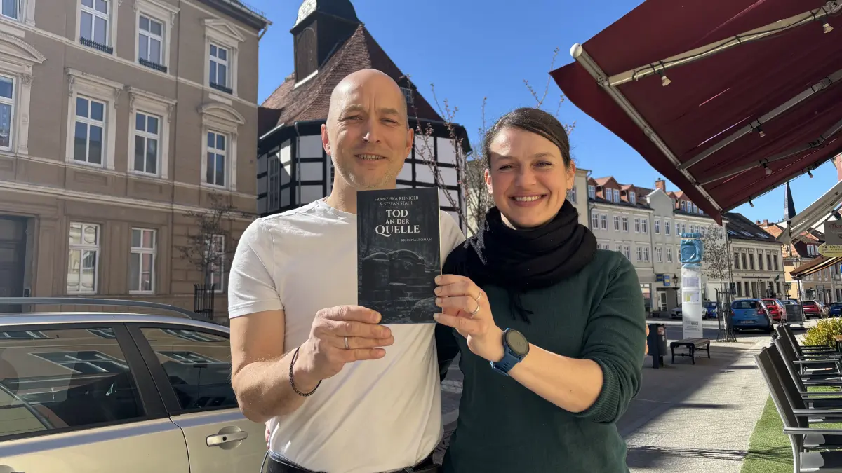 Debütroman: Die Krimiautoren Franziska Reiniger und Stefan Stahl aus Bad Freienwalde, hier in der Königstraße, präsentieren ihr erstes Buch mit dem Titel „Tod an der Quelle“, das in der Kurstadt spielt.