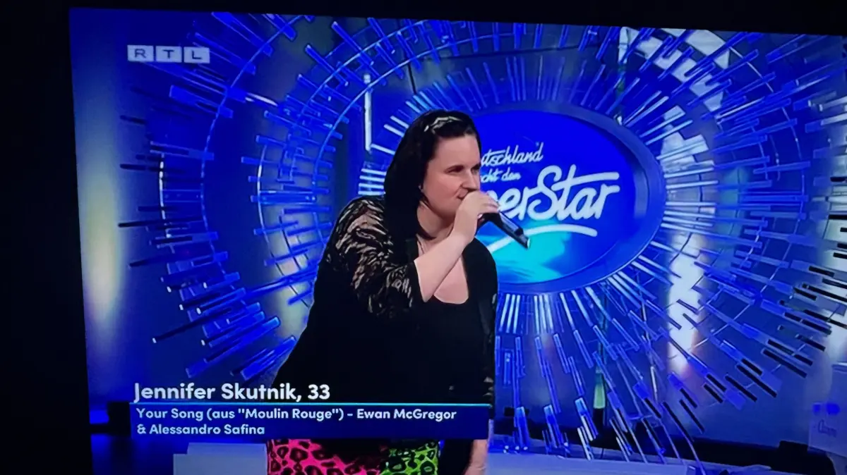 Ausgestrahlt am Samstagabend (18. April) zur Primetime im Fernsehen von RTL: Jennifer Skutnik aus Fürstenwalde hat beim DSDS-Casting vor der Jury um Dieter Bohlen gesungen - mit Erfolg.