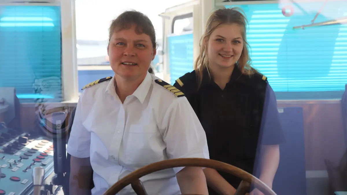 Katja Kampfenkel ist Kapitänin auf dem Scharmützelsee, Azubi Lina Rubrik macht gerade eine Ausbildung zur Schiffsführerin.