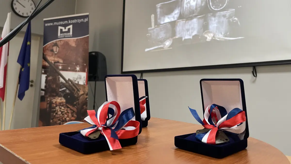 Drei Erkennungsmarken französischer Kriegsgefangener kehren nach Hause zurück: Das Festungsmuseum Küstrin hat Relikte des Kriegsgefangenenlagers Stalag IIIc an Vertreter der französischen Botschaft übergeben.