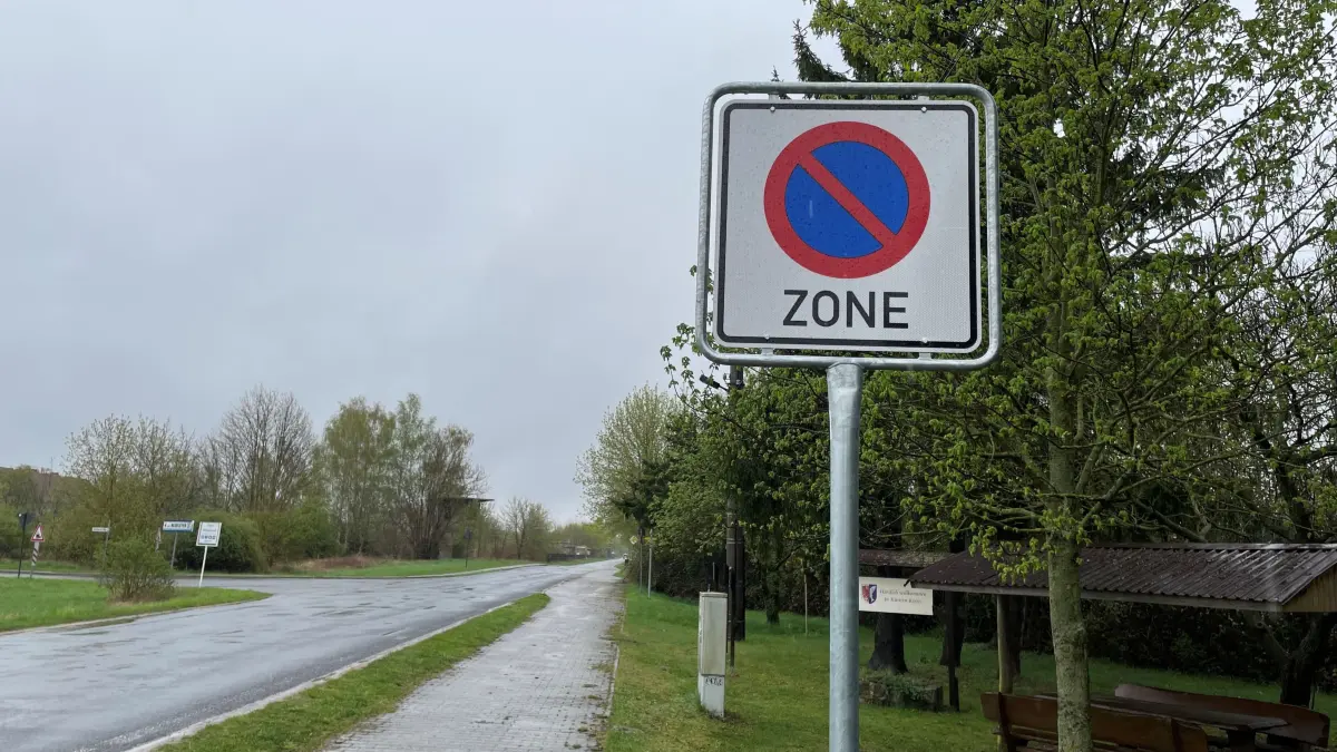 Plötzlich Parkverbot an der Zufahrt zur Grenze in Küstrin: Das Amt Giolzow hat in Küstrin-Kietz Parkverbotszone ausgewiesen. Die stehen allerdings im Widerspruch zur 30er-Zone in der Deutschland-Siedlung.
