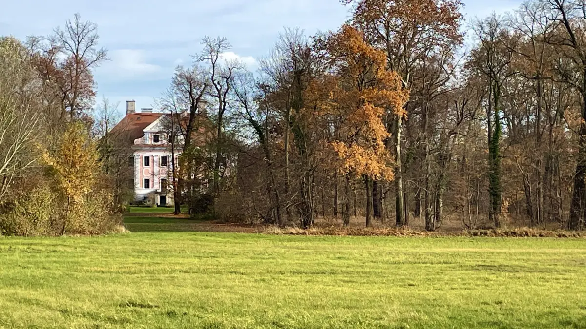 Das Barockschlösschen Groß Rietz hatte in den vergangenen 326 Jahren seit seiner Fertigstellung im Jahr 1700 schon viele Schlossherren. Den vorläufig letzten nahm, nach Fahndung, die Polizei fest.