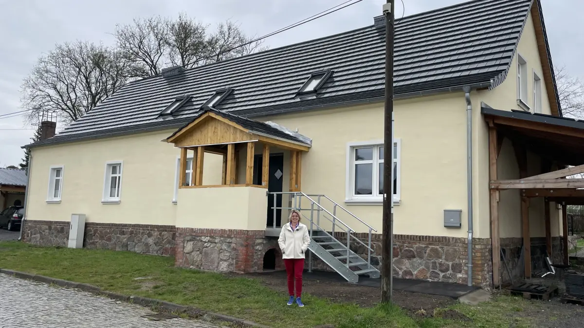 Hartwig vor einem Gebäude in Biegen, das in wenigen Wochen sechs Kindern ein neues Zuhause geben soll.