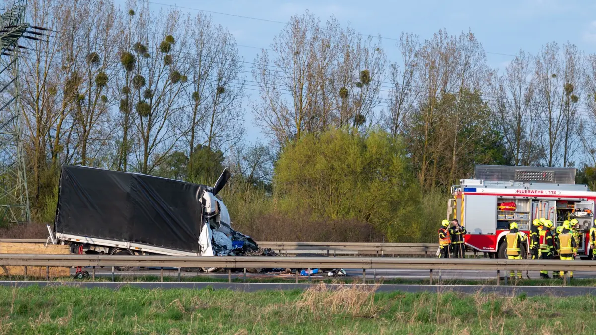 Unfall auf der Autobahn A10: An der Anschlussstelle Hellersdorf ist ein Transporter ungebremst in ein Stauende gekracht.