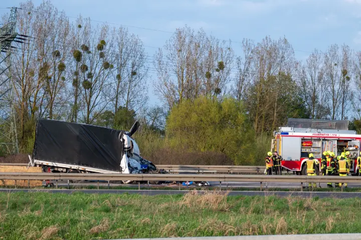 Transporter kracht in Lkw, ein Toter