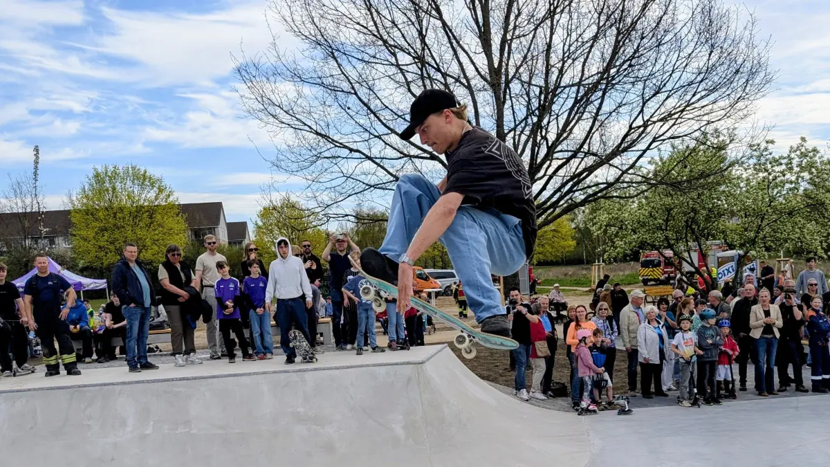 Der zweifache deutsche Olympiateilnehmer Tyler Edtmayer testete zur Eröffnung die Skatebahn in Hönow.