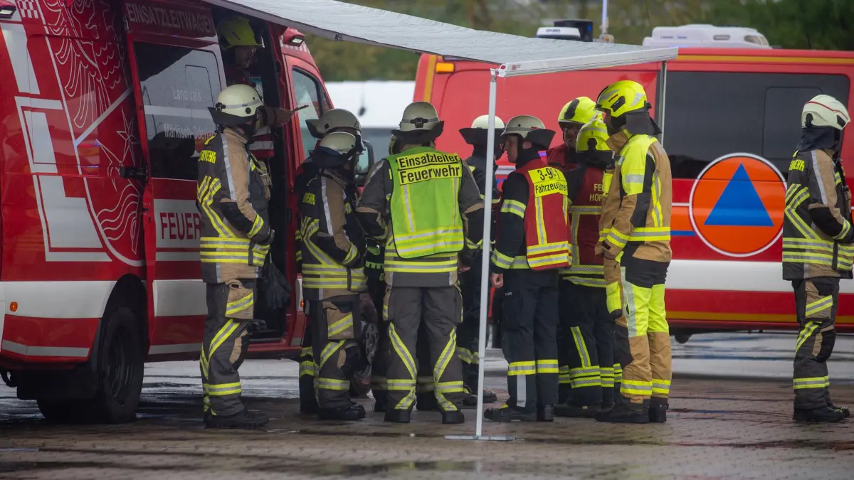 Großeinsatz in Rüdersdorf: Im Gewerbegebiet in Herzfelde sind möglicherweise gefährliche Stoffe ausgetreten.