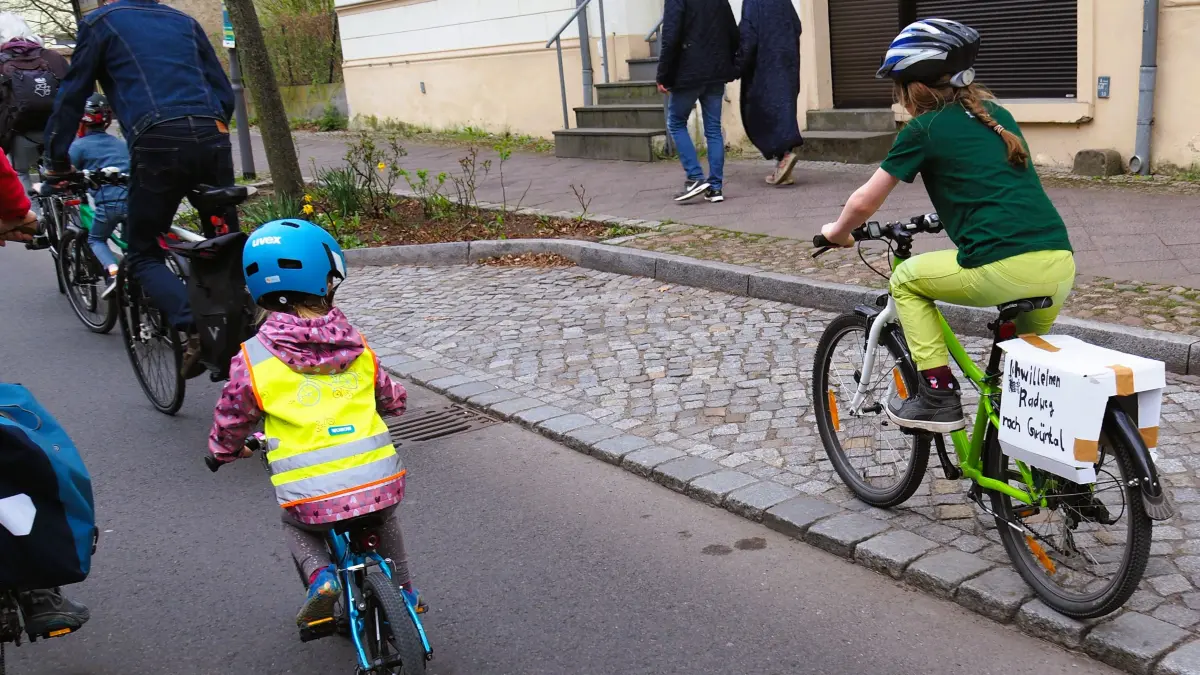 Rund 75 Menschen zogen bei einer Fahrraddemo durch Biesenthal, um auf unsichere Straßen, fehlende Radwege und gefährliche Verkehrssituationen hinzuweisen.