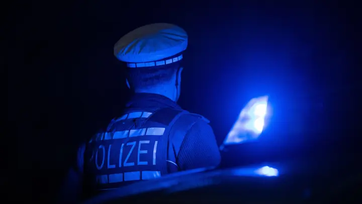 Diebe in gestohlenem Auto bitten Polizisten um Hilfe