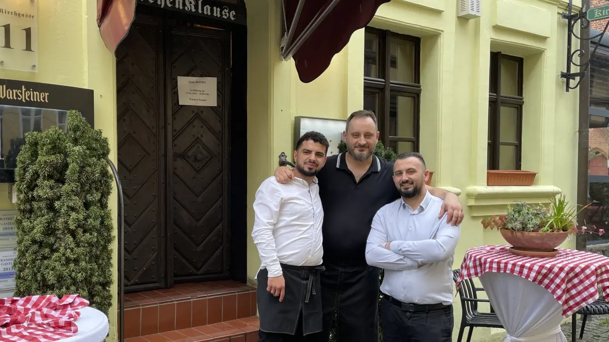Die neue Besatzung der Kirchenklause in Beeskow: Lilo Buongoorno, Küchenchef Leon Dervishi und Chef des Trattoria Picante Toni Ibraimi (v.l.n.r.).