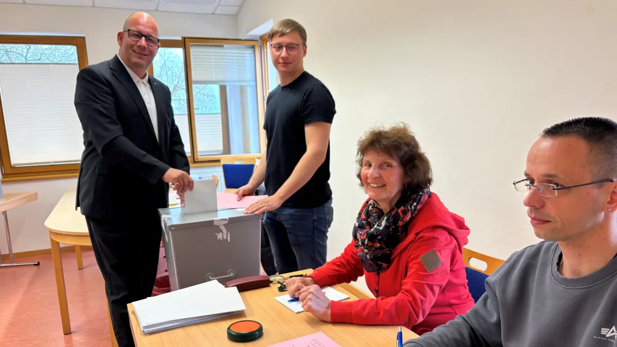 Da war er noch guter Dinge. CDU-Kandidat Daniel Sauer (l.) gab am Sonntagvormittag seine Stimme im Wahllokal seines Heimatdorfes Ladeburg ab. Nico Flohr, Erika Bürger und Kevin Richter (v.l.) waren dort als Wahlhelfer eingesetzt.