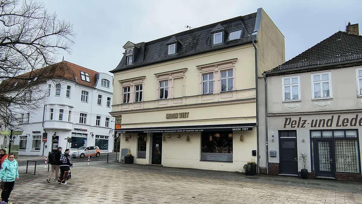 Das ehemalige Kaufhaus Pfingst am Eberswalder Marktplatz. Heute lädt hier das Restaurant Moon Viet zu asiatischen Genüssen ein.