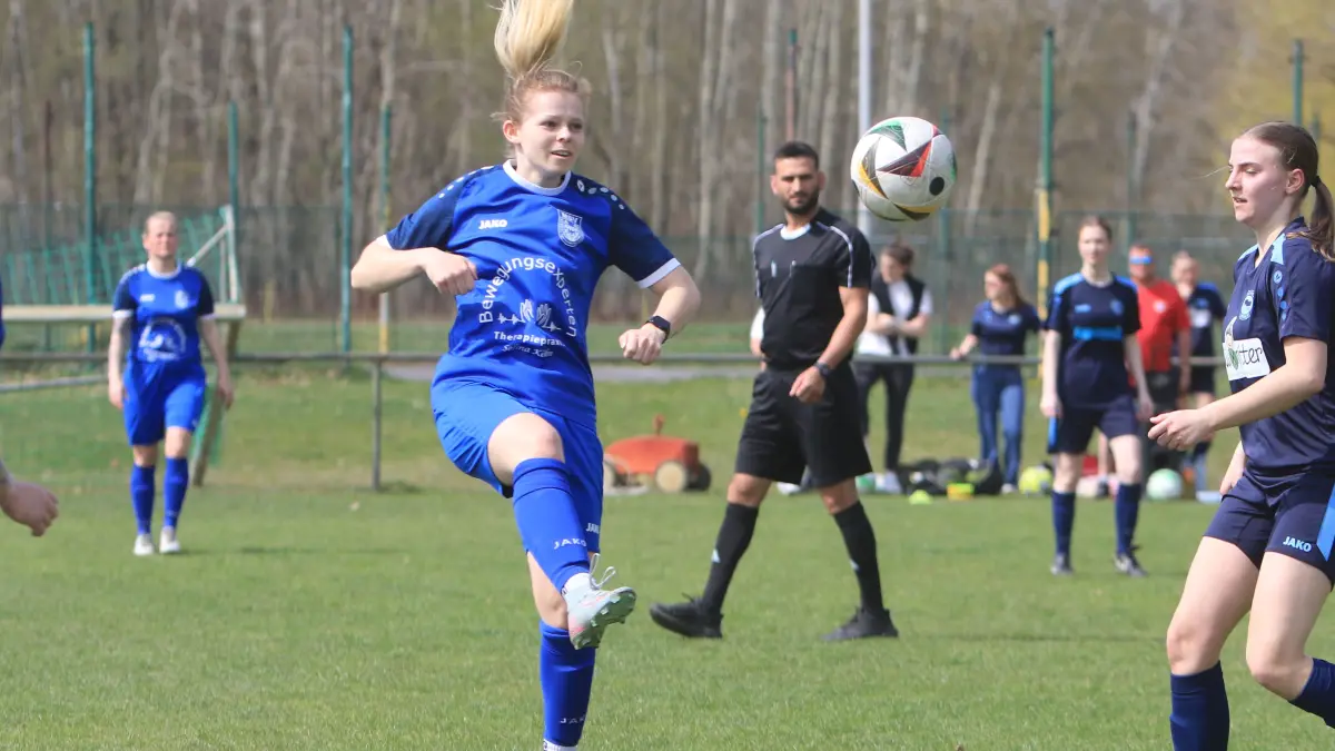 Champion der Woche: Vorschlag Frauen Fußball Kreisliga Oberhavel/Barnim Melissa Ulrich vom MSV Neuruppin (in Blau, mit Zopf, links) im Spiel gegen den Oranienburger FC Eintracht, 5:0-Endstand, 1 Tor von Melissa Ulrich