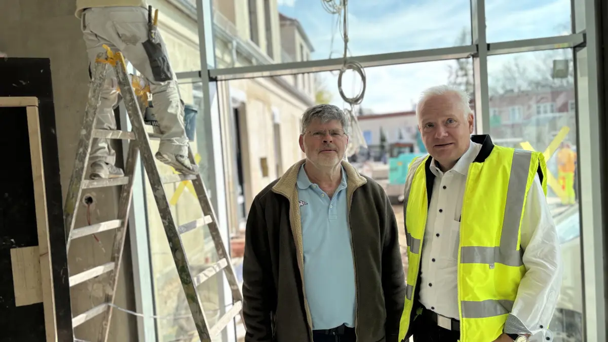 Ingenieur- und Objektplaner Christian Hauer (l.) und Bauamtsleiter Michael Oleck sind mit dem Stand der Bauarbeiten am Kulturbahnhof in Hohen Neuendorf zufrieden. Bis zur Eröffnung Anfang Juli ist aber noch viel zu tun - zumal in der Vergangenheit nicht alles nach Plan lief.