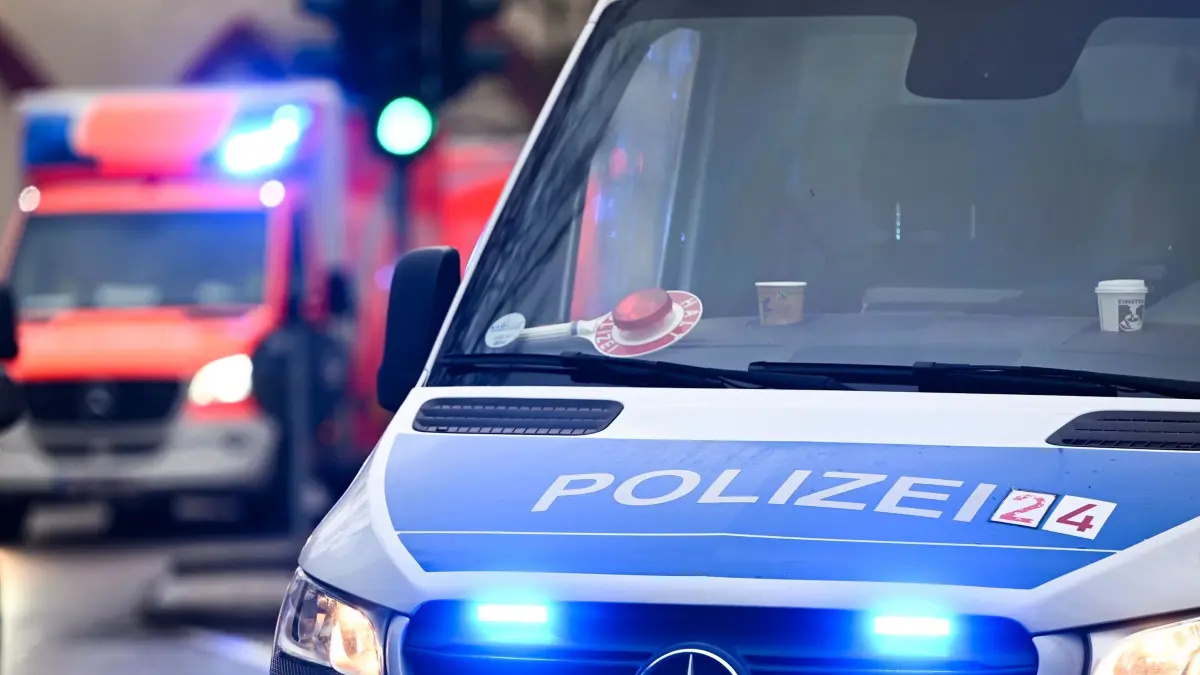 Polizei und Krankenwagen, Symbolbild.: ARCHIV - 04.12.2024, Berlin: Ein Polizeiauto und ein Rettungswagen mit Blaulicht. Nach einem Kreisligaspiel ist es in Hellersdorf zu einer Prügelei zwischen Fußballanhängern gekommen. (zu dpa: «Schlägerei nach Fußballspiel in Hellersdorf») Foto: Jens Kalaene/dpa +++ dpa-Bildfunk +++