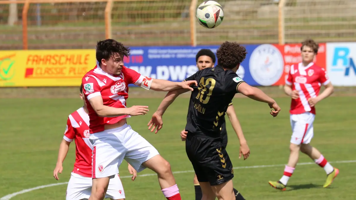 Julien Gründker (mittig, in rot) zieht im Mittelfeld bei der U19 von Energie Cottbus die Fäden. Gegen den 1. FC Köln gewann sein Team mit 2:1. Nun steht ein wichtiges Duell gegen den Hamburger SV aus, welches den weiteren Weg ebnet.